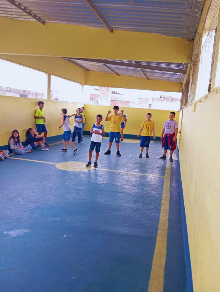 Quadra coberta da escola durante uma aula de educação física