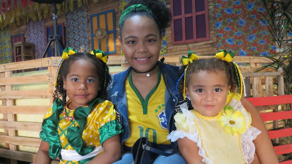 Alunas vestidas com traje junino durante a festa da escola